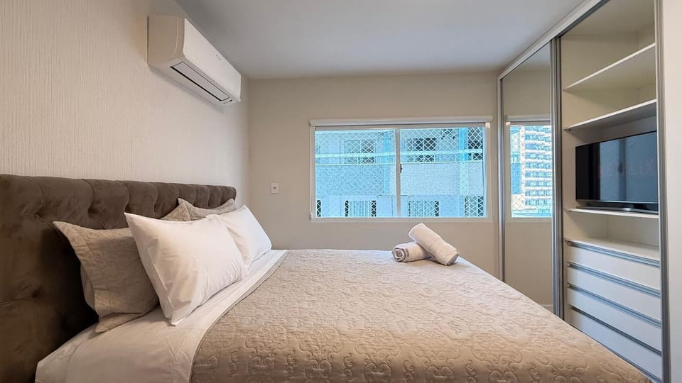 Bed, TV and multimedia, Photo of the whole room, Bedroom, air conditioner