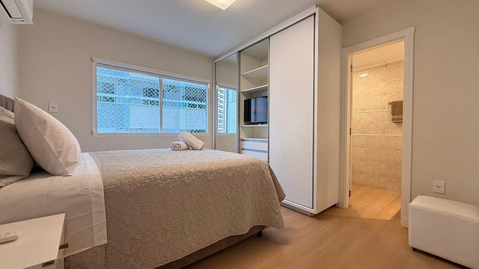 Bed, TV and multimedia, Photo of the whole room, Seating area, Bedroom, wardrobe, air conditioner