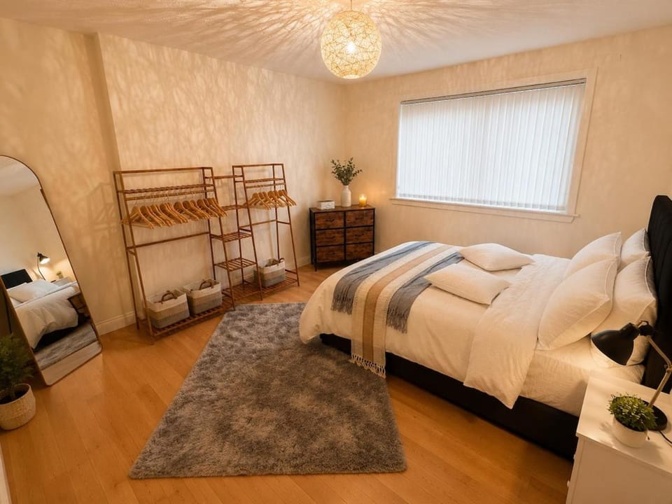 Modern 3 Bedroom House with Big Garden House in Glasgow