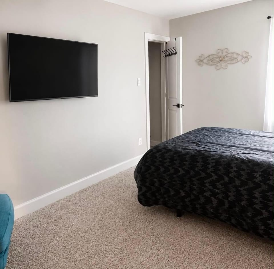Bed, TV and multimedia, Decorative detail, Bedroom