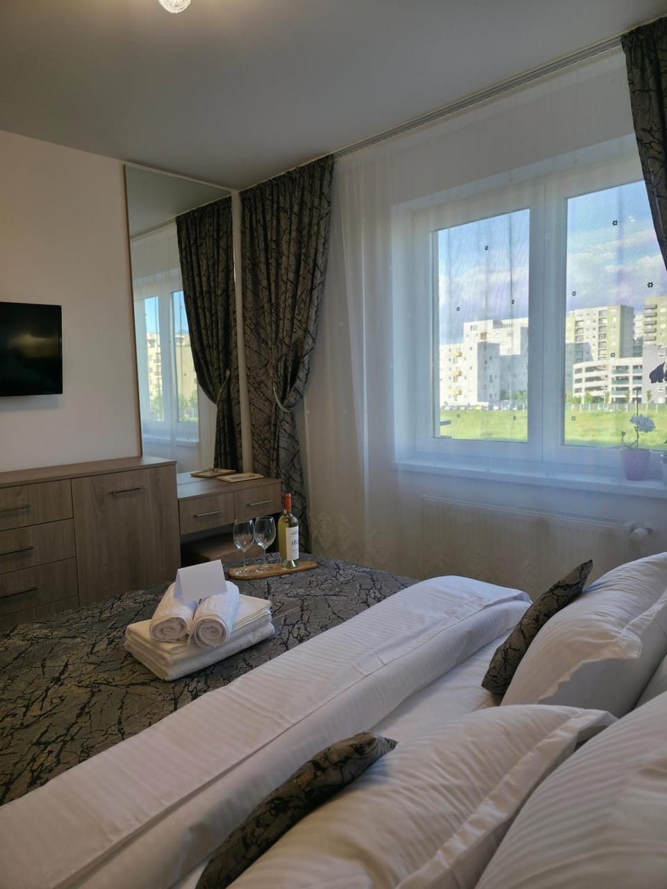 Bed, TV and multimedia, Photo of the whole room, Seating area, Bedroom, towels