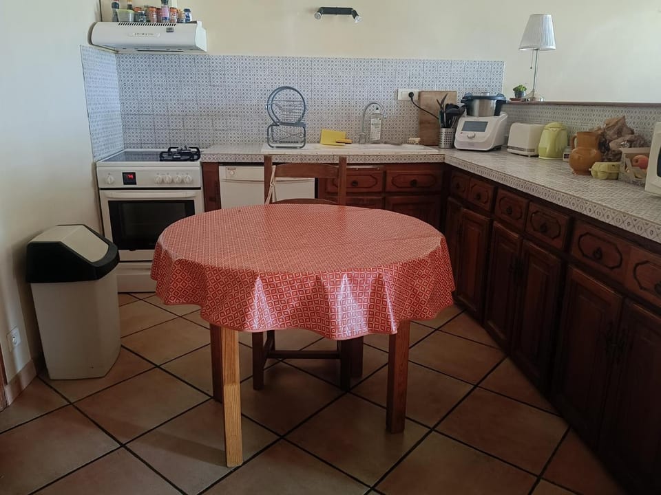 Kitchen or kitchenette, Kitchen or kitchenette, Dining area, oven, stove, toaster