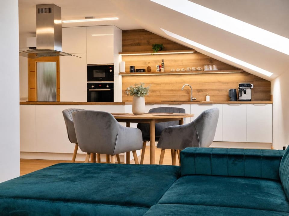 Coffee/tea facilities, Kitchen or kitchenette, Living room, Seating area, Dining area, stove