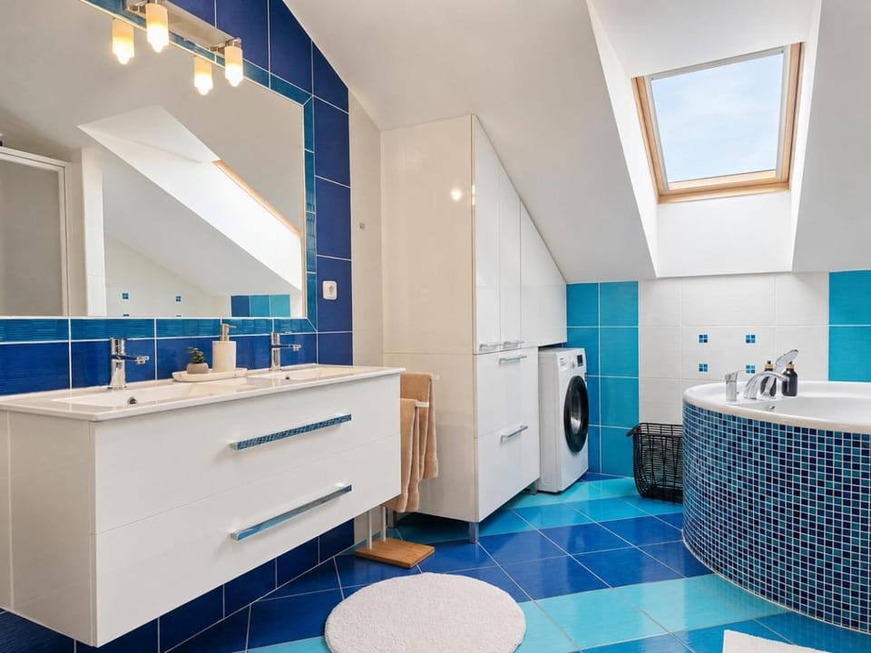 Bathroom, Bath, towels, washing machine