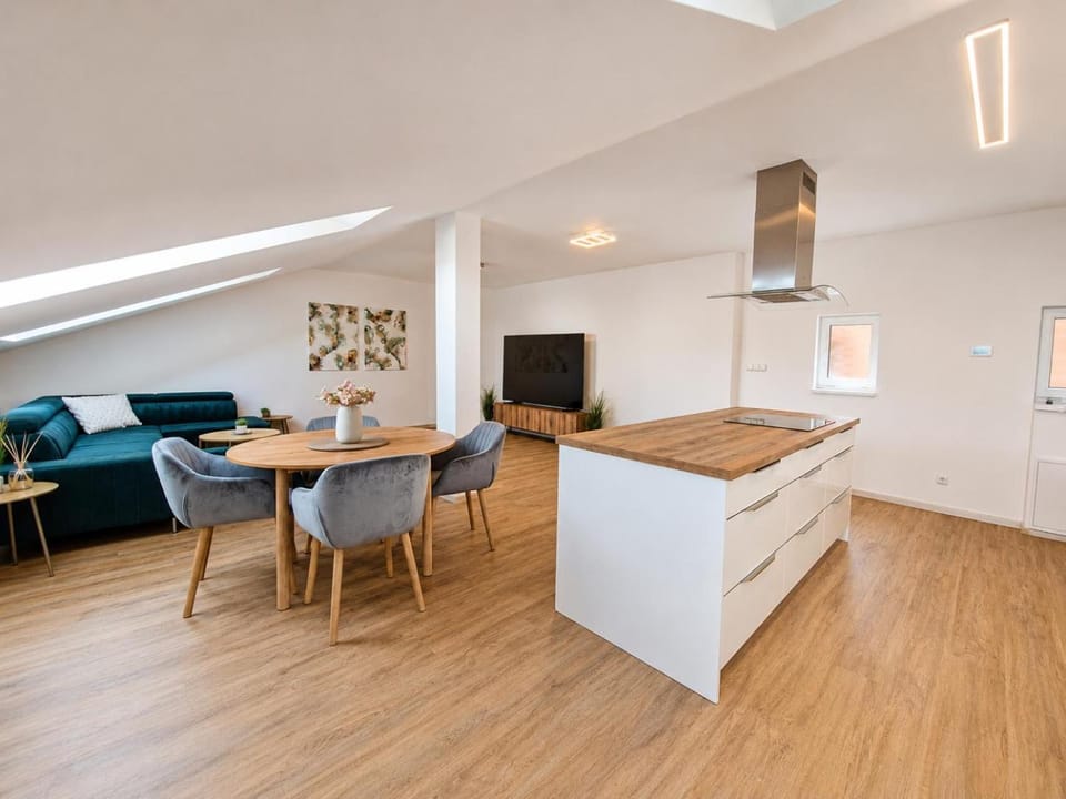 TV and multimedia, Kitchen or kitchenette, Living room, Seating area, Dining area