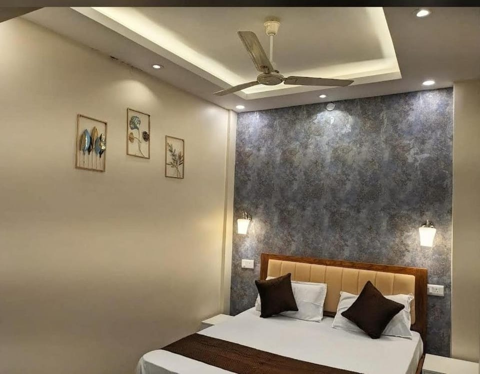 Shivaksh stay hub pink palace Apartment in Uttar Pradesh