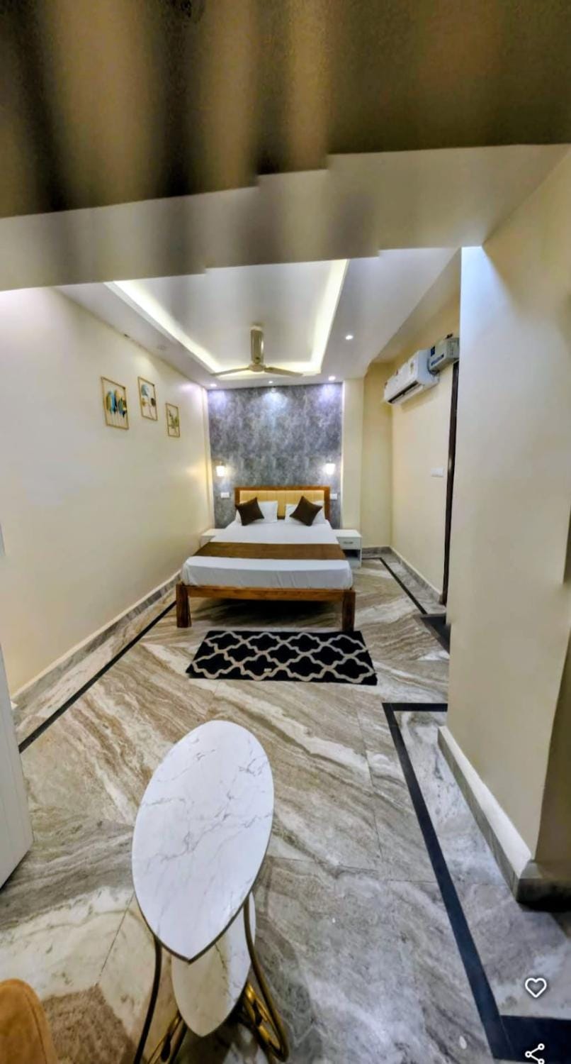 Shivaksh stay hub pink palace Apartment in Uttar Pradesh