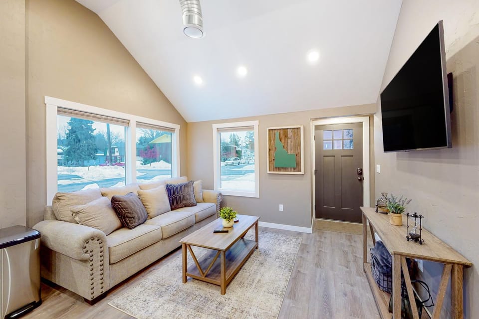 Downtown 1BD fire table walk to the lake House in Coeur dAlene