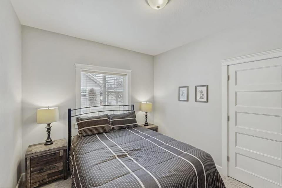 Modern 3BR Home Walk to Downtown CDA House in Coeur dAlene
