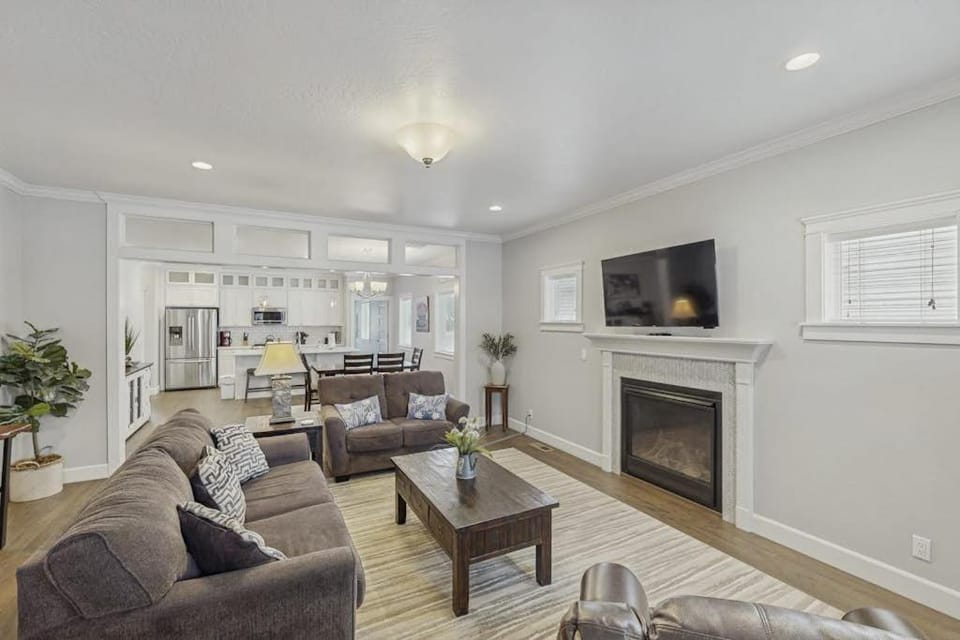 Modern 3BR Home Walk to Downtown CDA House in Coeur dAlene