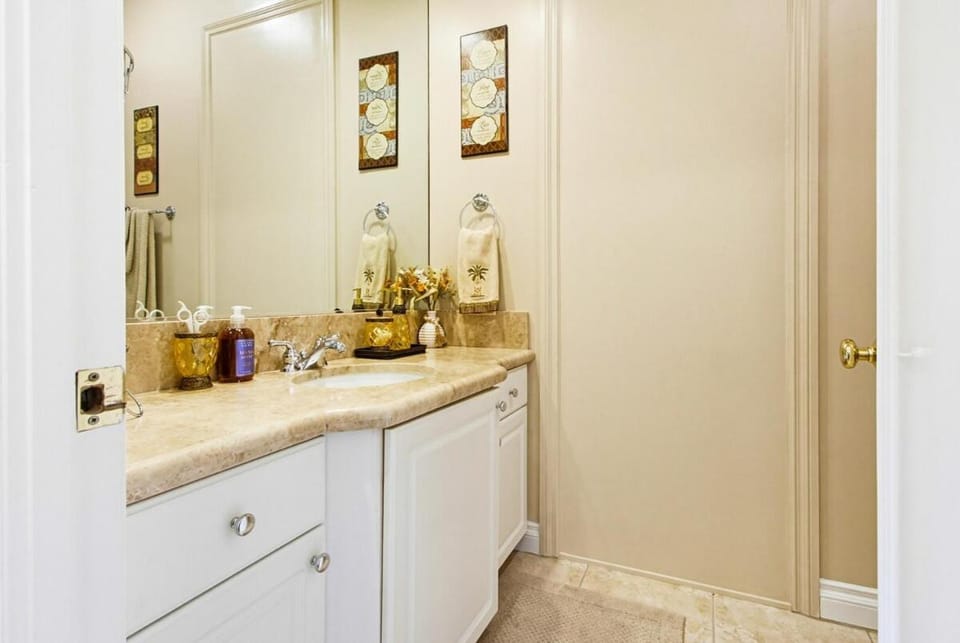 Golden Hour Haven-private 1-bedroom in a resort setting Apartment in Vista