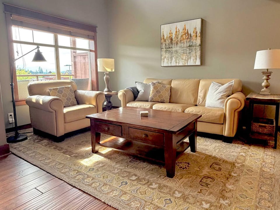 Walkable Getaway 2BR Steps from Dining & Trails House in Coeur dAlene