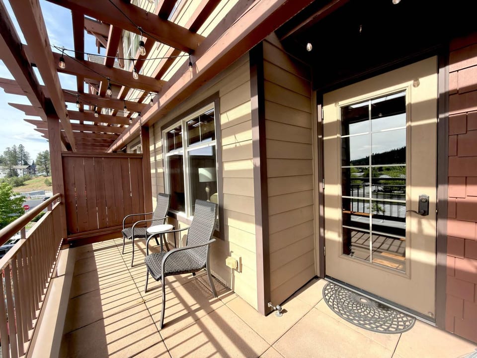 Walkable Getaway 2BR Steps from Dining & Trails House in Coeur dAlene