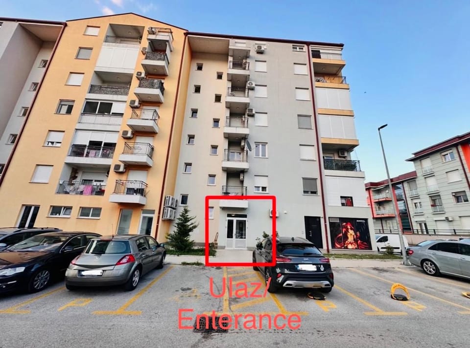 Property building, Neighbourhood, Street view, Location, Parking