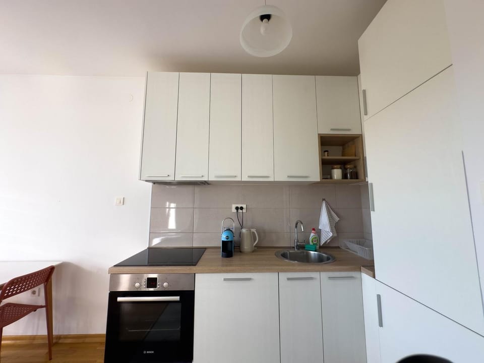 Coffee/tea facilities, dishwasher, oven, stove, kitchen