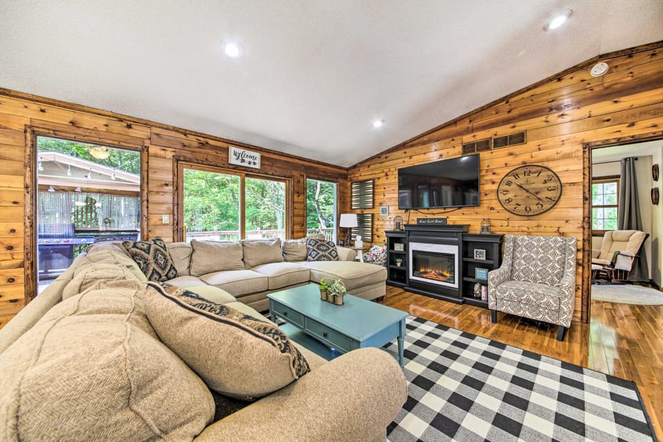 Lake Shelbyville Retreat! Cabin 1 Mi to Water Cabin in Illinois