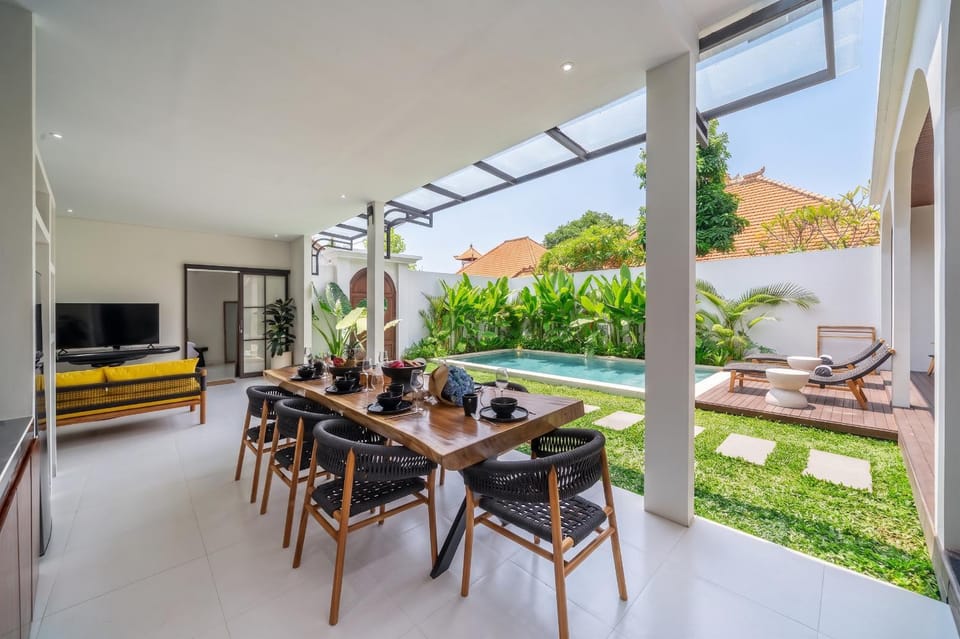 Dining area, Pool view, sunbed