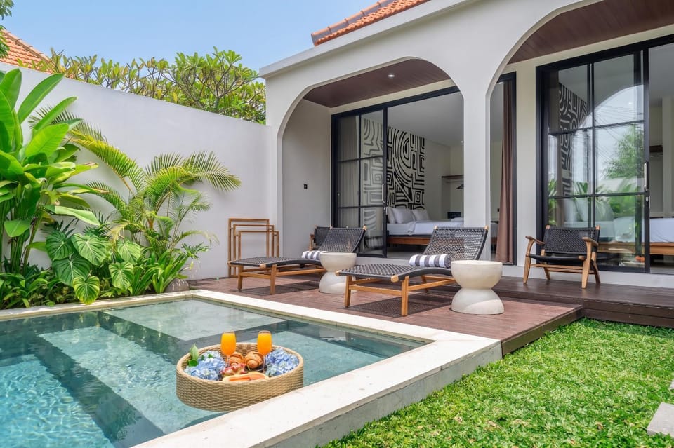 Property building, Patio, Swimming pool, Swimming pool, sunbed