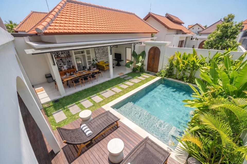 Property building, Patio, Swimming pool, sunbed