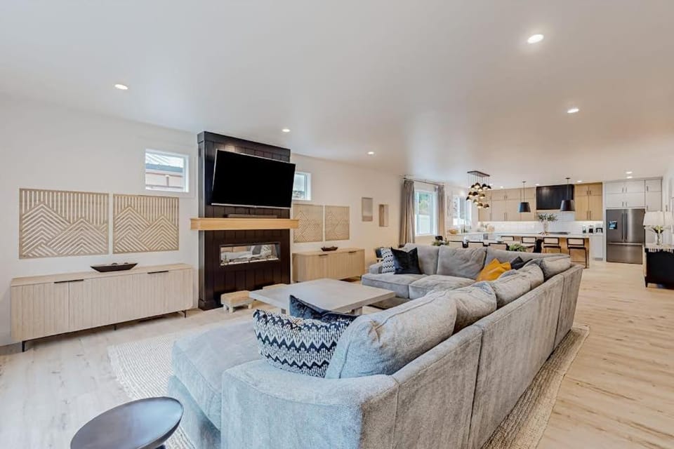 4BR Hot Tub Home Downtown CDA Walkable House in Coeur dAlene