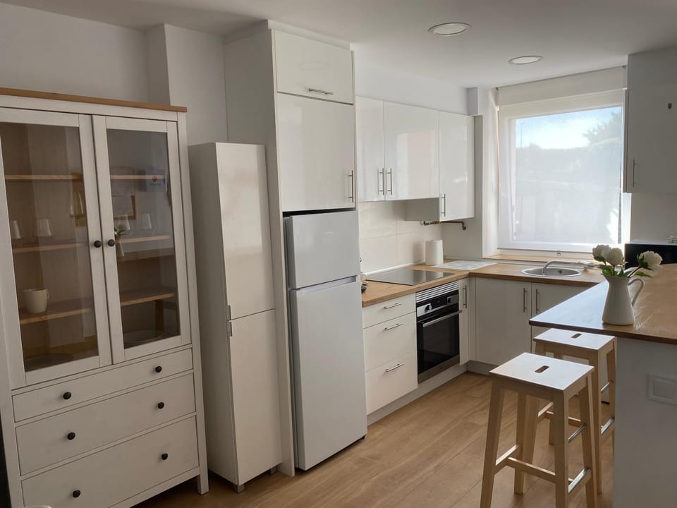 Coffee/tea facilities, Kitchen or kitchenette, Dining area, oven, stove, toaster