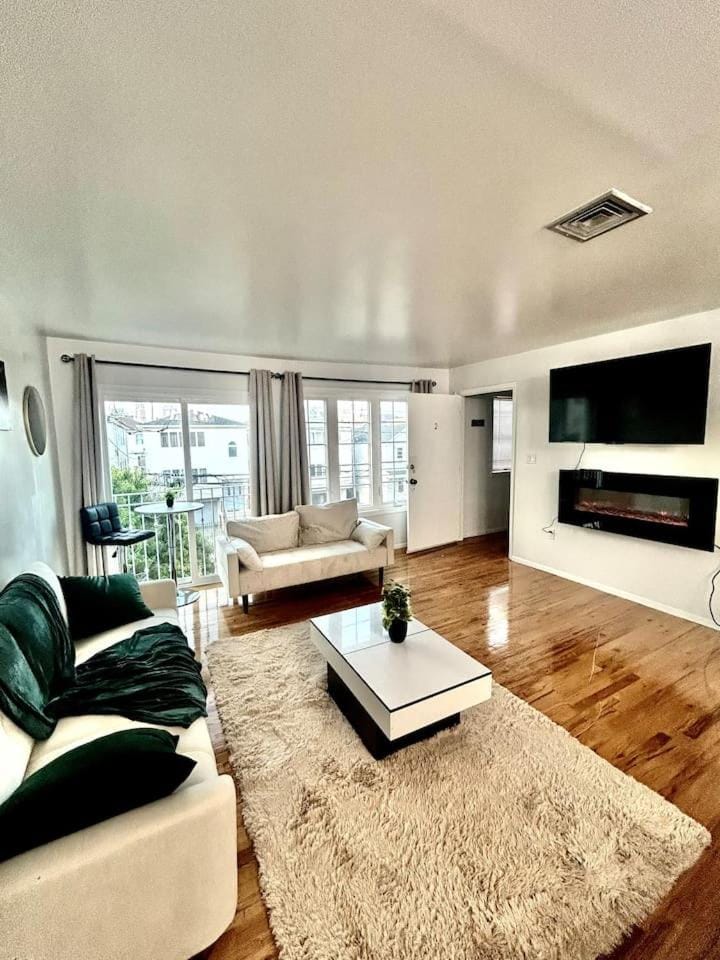 50% Off in May. Sleep up to 10. 5 Mins to EWR. NYC Apartment in Newark