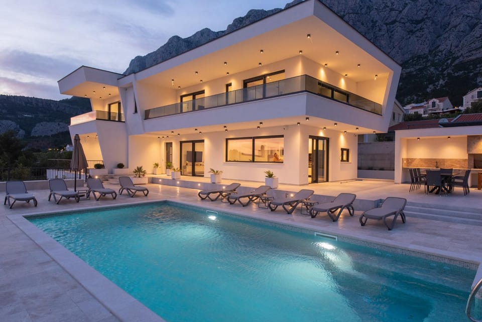 Property building, Patio, Natural landscape, Pool view, Swimming pool, sunbed