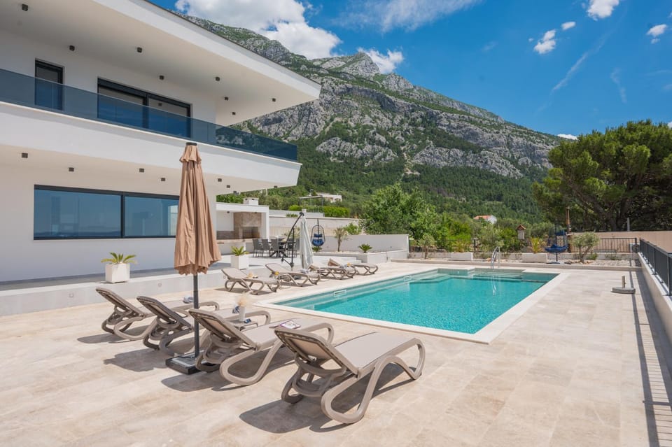 Patio, Day, Natural landscape, Mountain view, Pool view, Swimming pool, sunbed