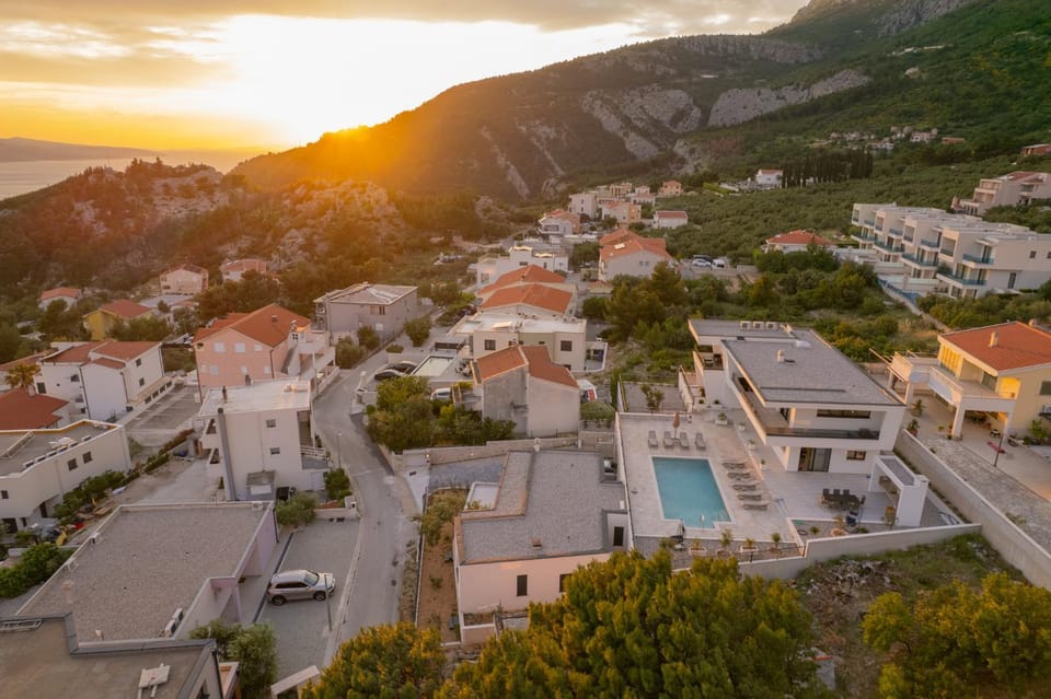Property building, Nearby landmark, Neighbourhood, Natural landscape, Bird's eye view, Mountain view, Pool view, Swimming pool, Location, Sunset