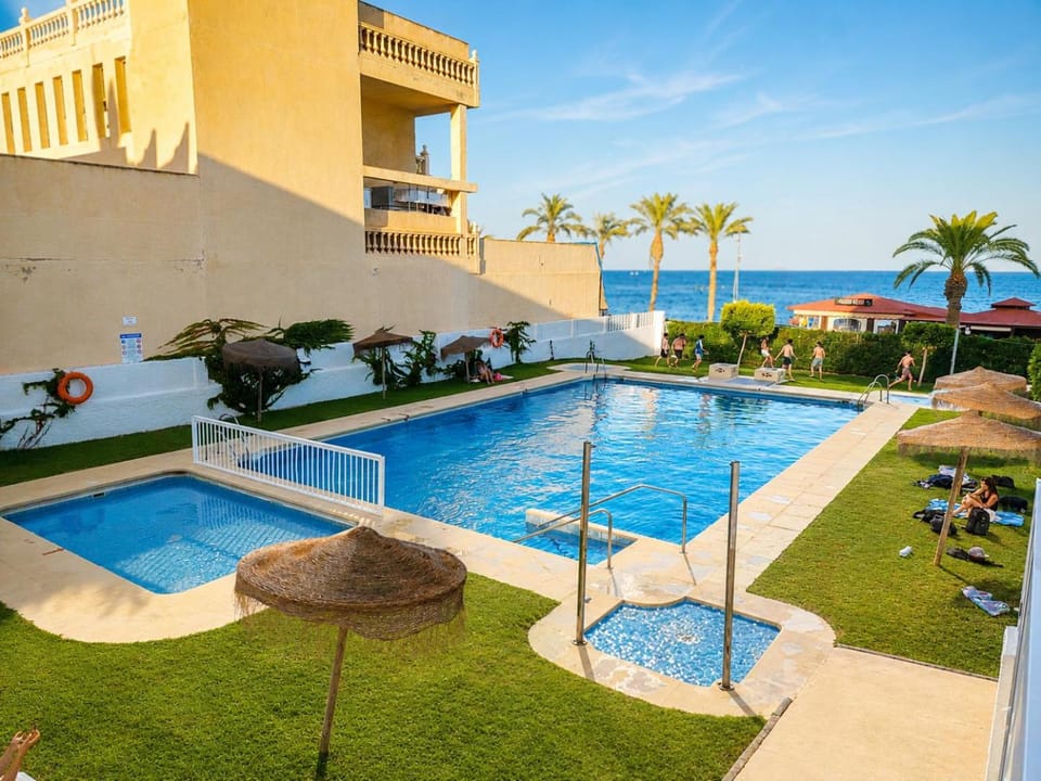 Sea Level Suites, 3 Hab, terraza con vistas al mar, salida a la playa y piscina Apartment in Aguadulce
