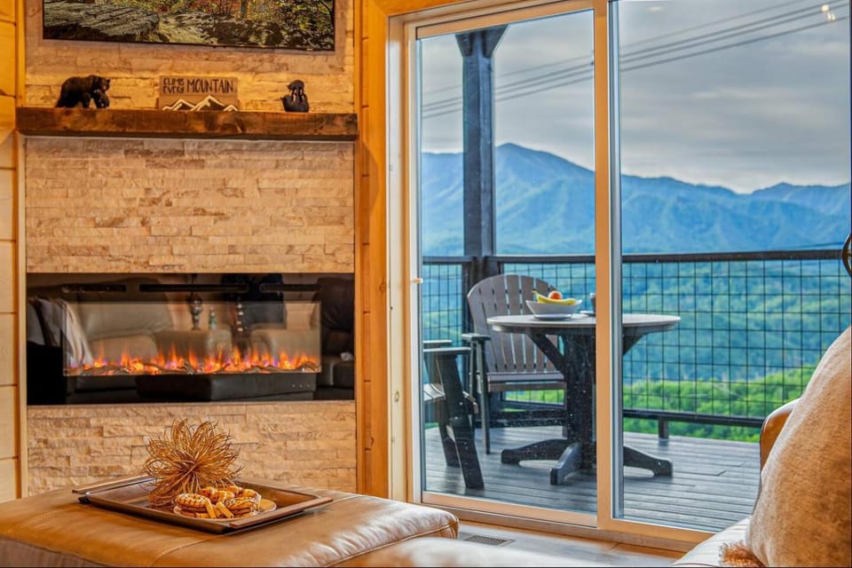 New - Luxury Mountain Views, Theater, Hot Tub, Dogs, Games House in Gatlinburg