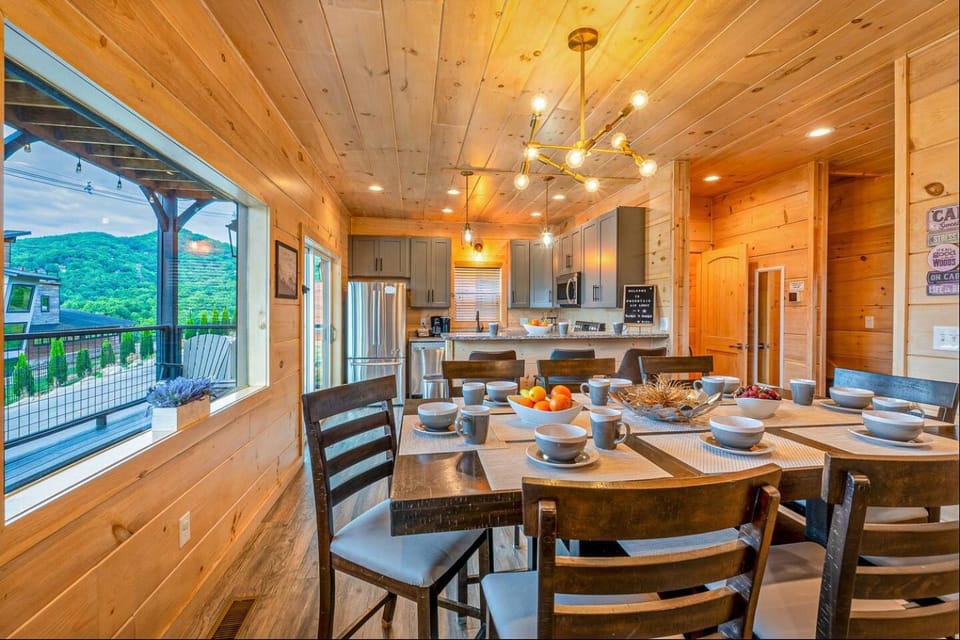 New - Luxury Mountain Views, Theater, Hot Tub, Dogs, Games House in Gatlinburg