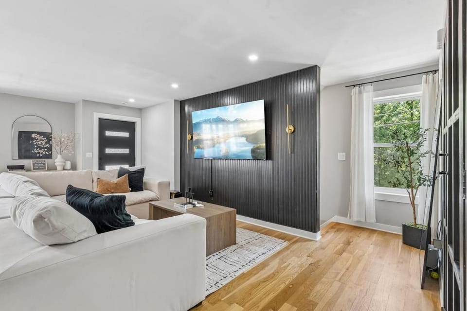 Modern 3BR Retreat Near NYC, EWR & MetLife House in Linden
