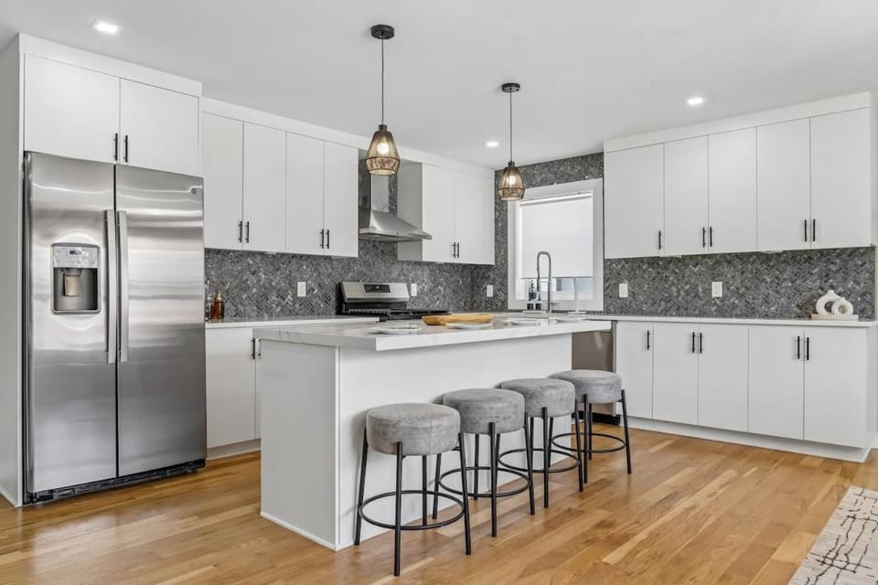 Modern 3BR Retreat Near NYC, EWR & MetLife House in Linden
