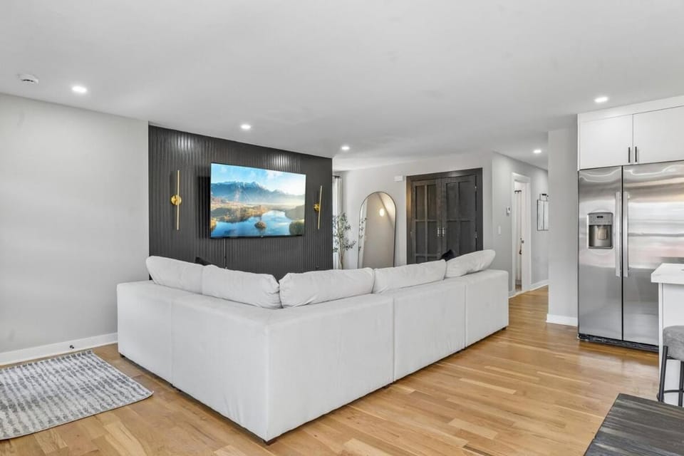 Modern 3BR Retreat Near NYC, EWR & MetLife House in Linden