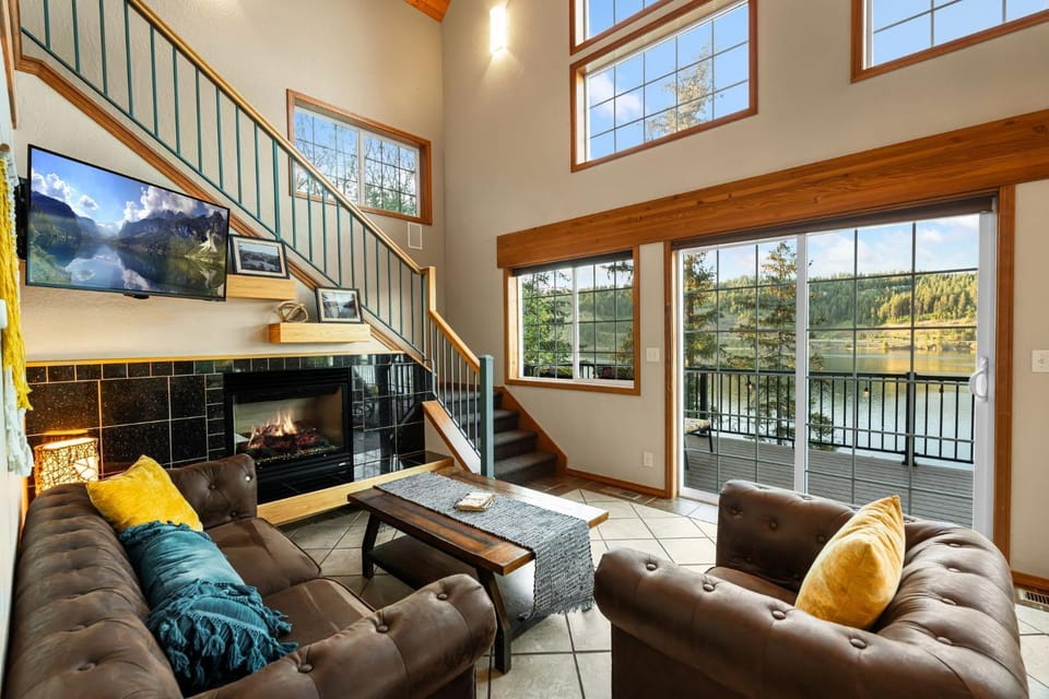 TV and multimedia, View (from property/room), Living room, Seating area, Evening entertainment