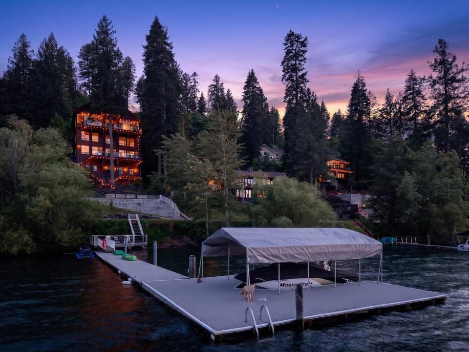 6BR Waterfront Hot Tub Boat Slip Sleeps 16 House in Kootenai County