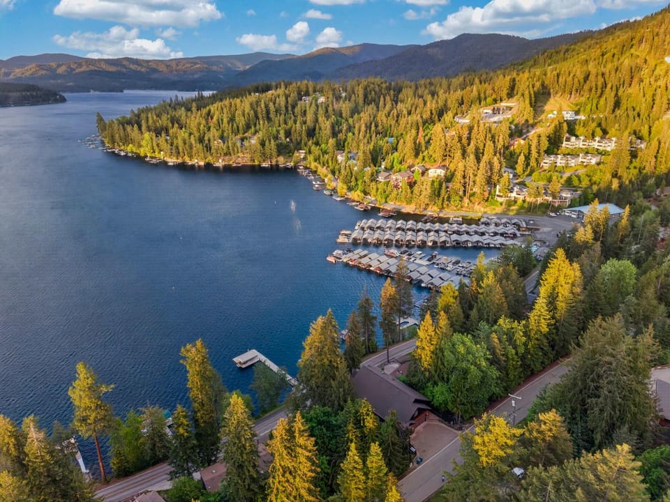 6BR Waterfront Hot Tub Boat Slip Sleeps 16 House in Kootenai County