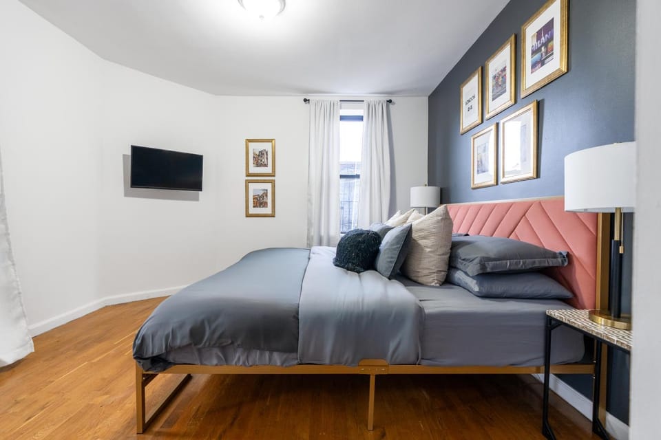 Classic NYC Suite - Self Check in Apartment in Harlem