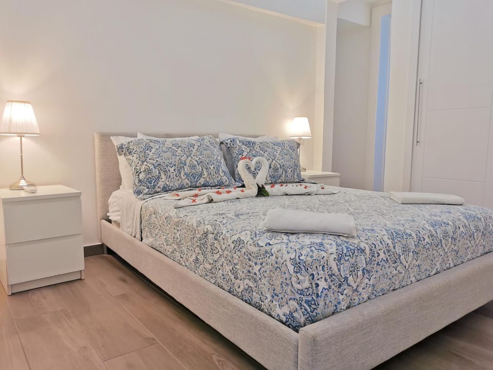 Bed, Photo of the whole room, Bedroom, towels