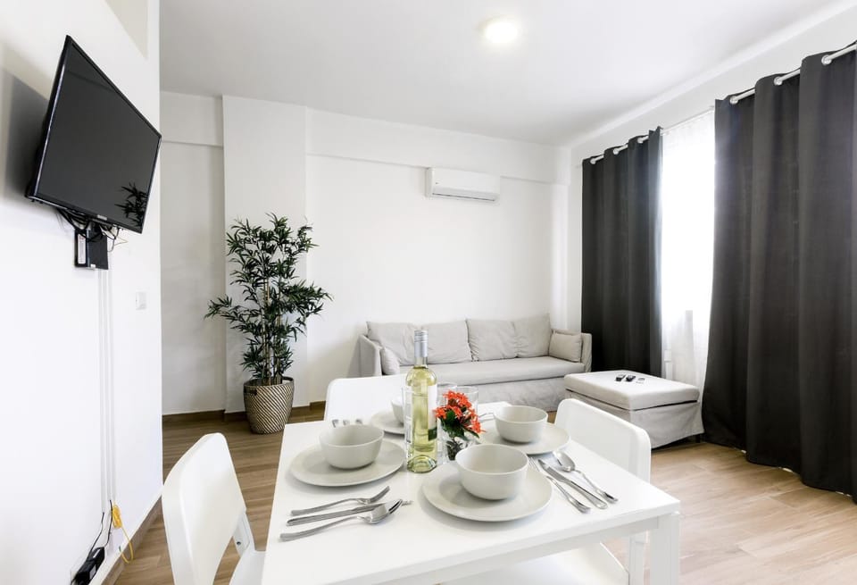TV and multimedia, Living room, Seating area, Dining area, air conditioner