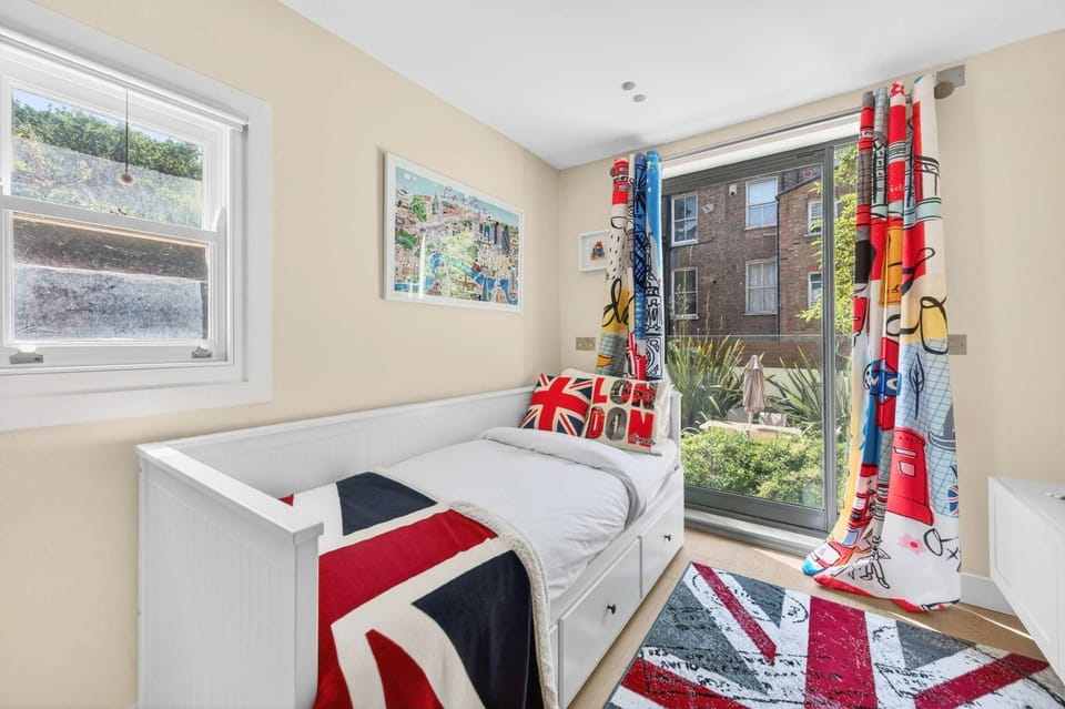 The Off Duty Rockstar- 3 bed with Patio Apartment in City of Westminster
