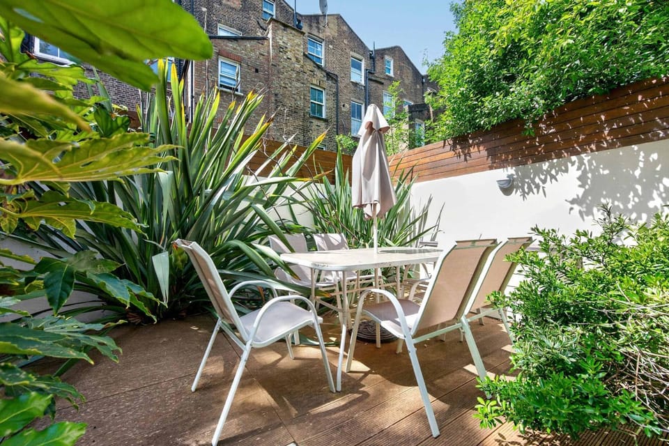 The Off Duty Rockstar- 3 bed with Patio Apartment in City of Westminster