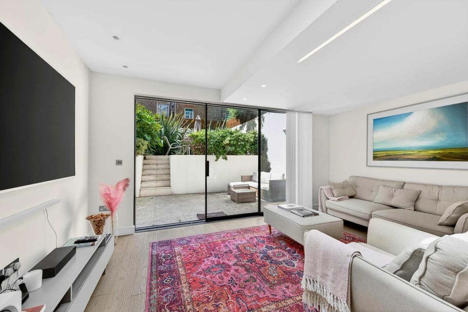 The Off Duty Rockstar- 3 bed with Patio Apartment in City of Westminster