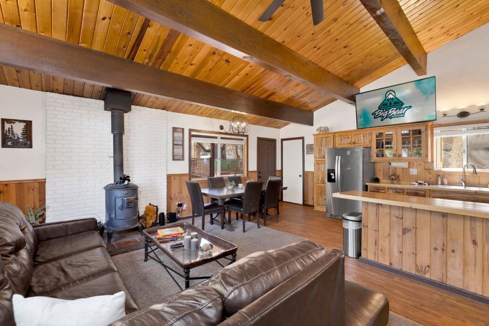 Kitchen or kitchenette, Living room, Seating area, Dining area
