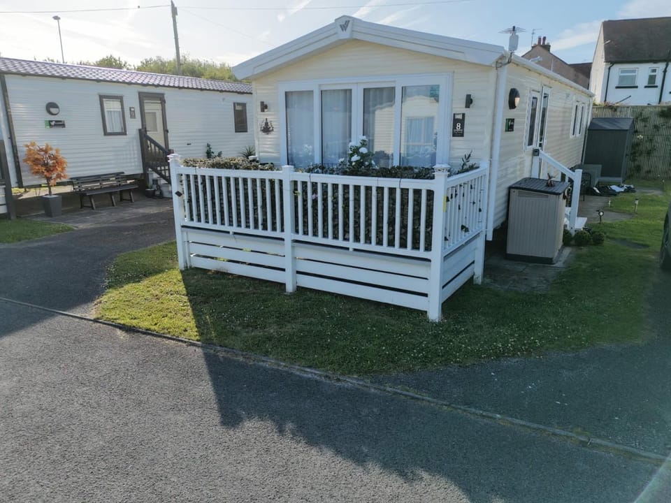 Howes Willerby Retreat House in Rhyl