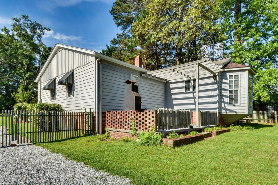 Walkable Location! Peaceful Toccoa Escape w/ Yard House in Toccoa