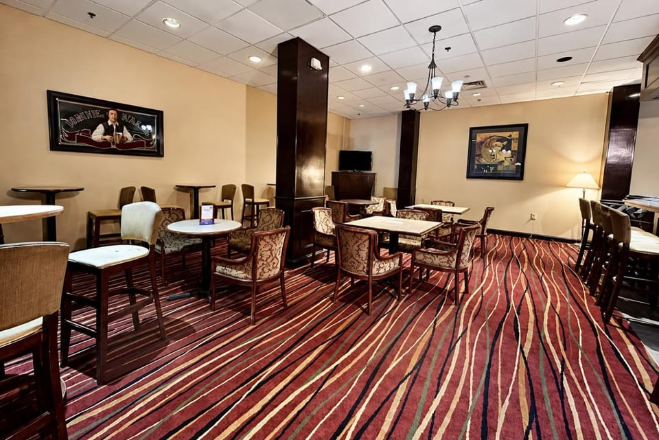 Communal lounge/ TV room, TV and multimedia, Seating area, Dining area