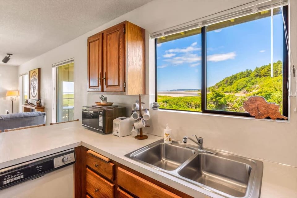 Hi-Tide Resort Dogs OK Sleeps 6 Unit 12 House in Moclips