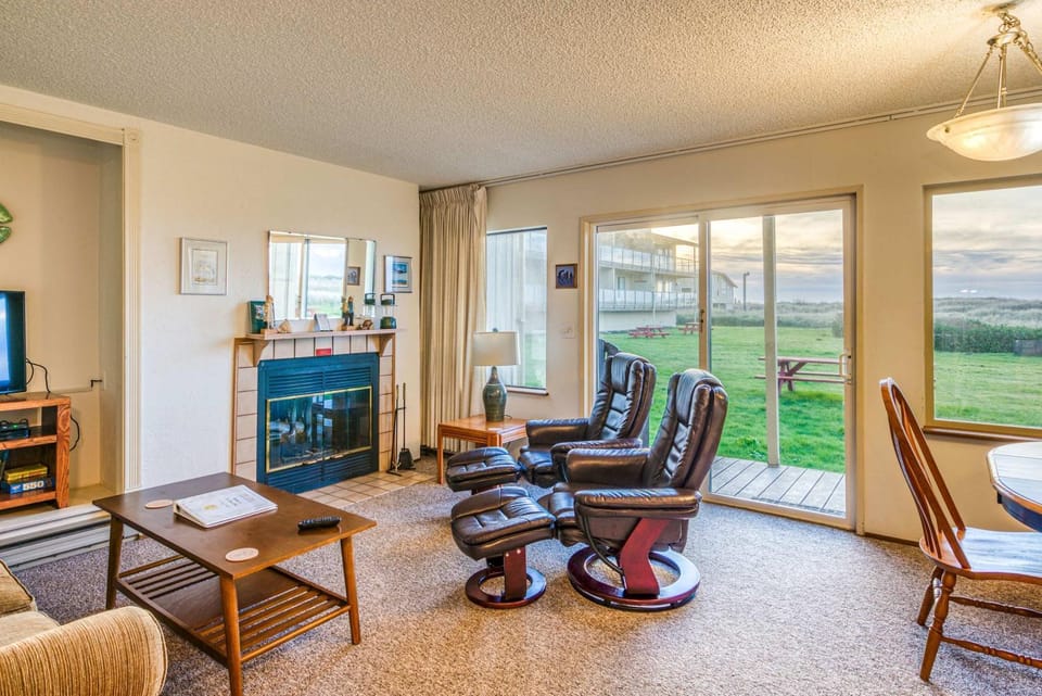 Hi-Tide Resort King Bed Dogs OK Unit 01 House in Moclips